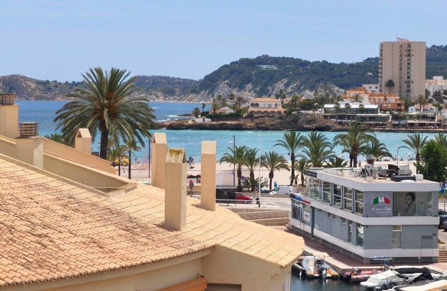 Sun, sea & spectacular views in superb situation steeped in sunshine!