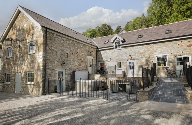 SUN TREVOR BARN 2, pet friendly, with a garden in Llangollen