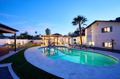 Sunburst Estate - Pool - Hot Tub - Tons of Games!