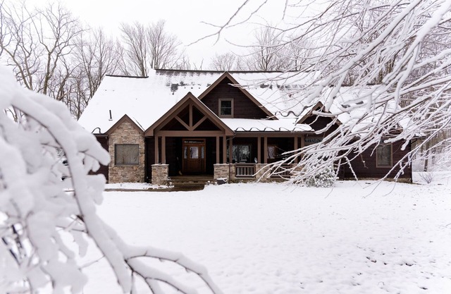 SUNDANCE, 6 Bedroom Mountain Retreat, Close to Ski Resorts. Relax and Recharge