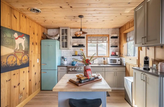 Sundog Cottage - Clean & Cozy - EV - Walk to Food & Beach - Fenced Yard for Dog