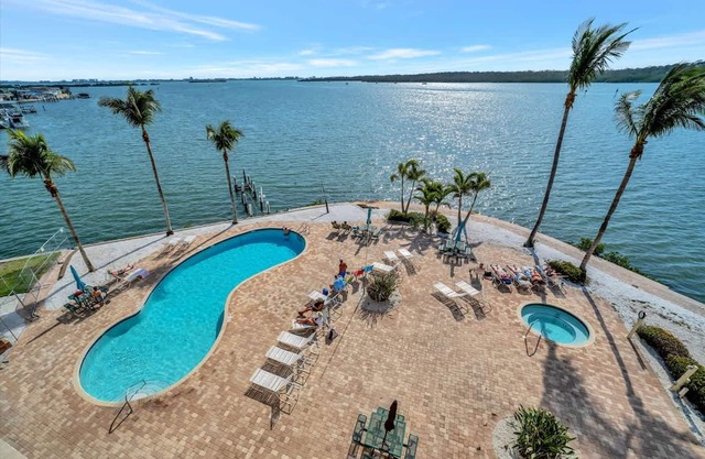 Sunlit Bayview Suite Balcony Pool Hot Tub