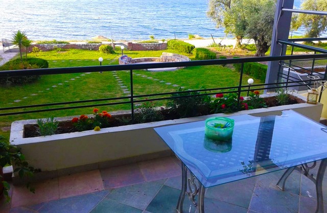 Sunny 1st floor apartment by the sea (Mare & Monti)