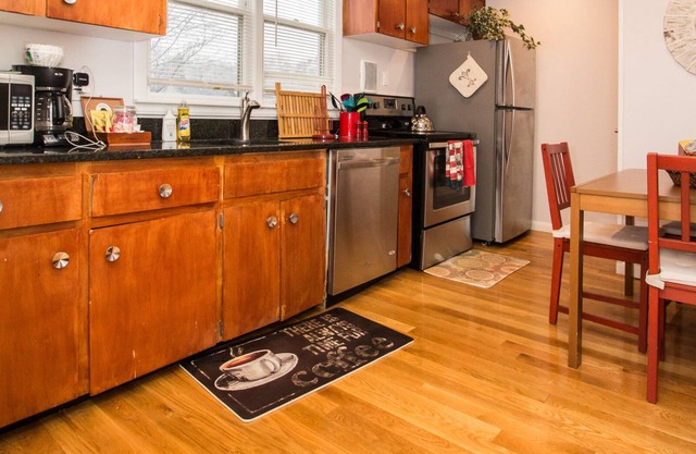 Sunny 2 bed plus den,steps to public transport,Longwood Medical hospitals,Boston