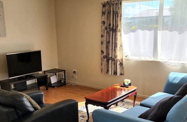 Sunny and cosy centrally located 2 BD entire house