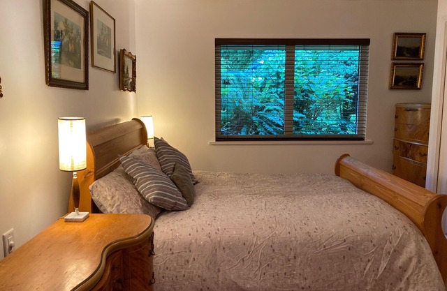 Sunny and Spacious Garden Suite 5 minutes to Ocean 20 minutes to downtown