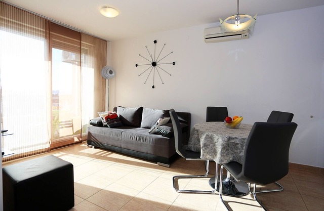 SUNNY APARTMENT IVA with sea view