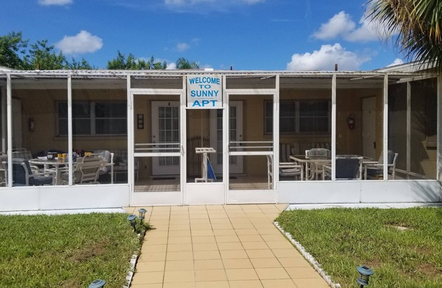 Sunny Apartments a block from Warm Mineral Springs