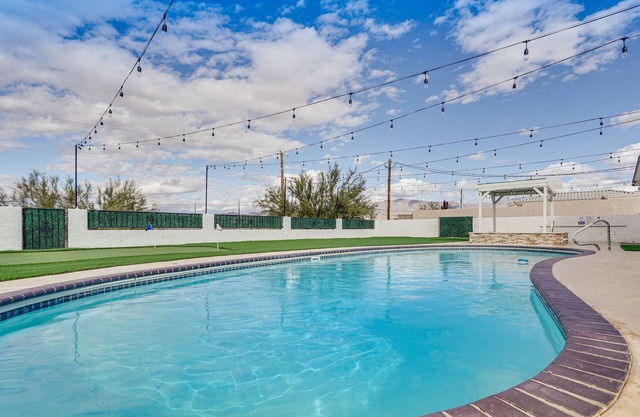 Sunny Arizona Oasis w/Views - 2 Mi to Lake Havasu