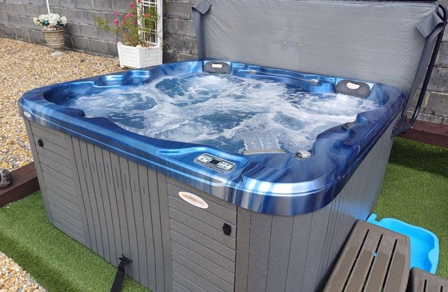 Sunny Bank, Countryside accessible cottage with hot tub and grassy lawn area