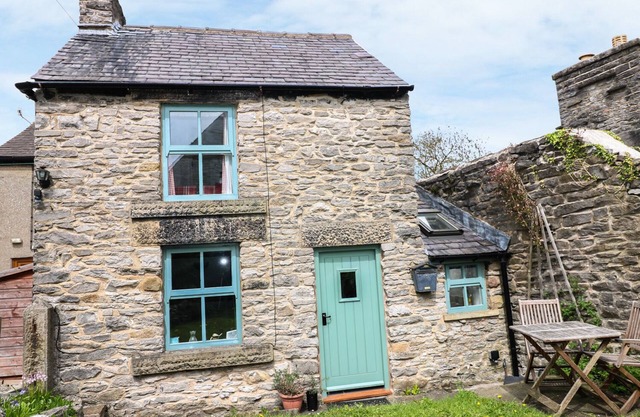 SUNNY BANK VIEW, character holiday cottage in Bradwell