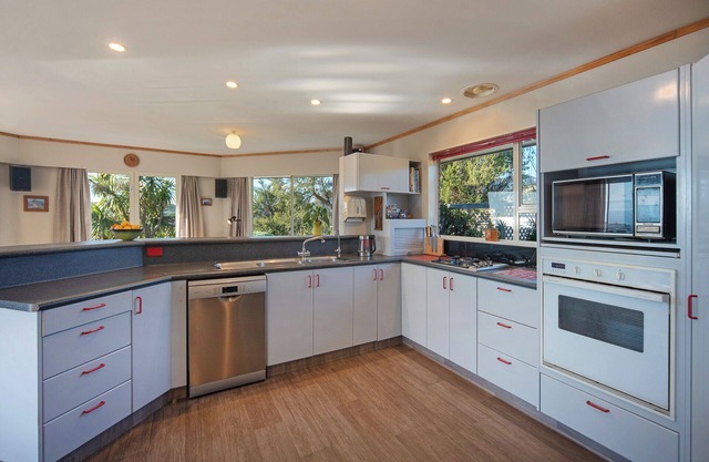 Sunny Bayview Retreat - Tranquil Hideaway with Stunning Bay Views