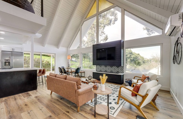 Sunny California Retreat w/ Balcony, Near Beaches!
