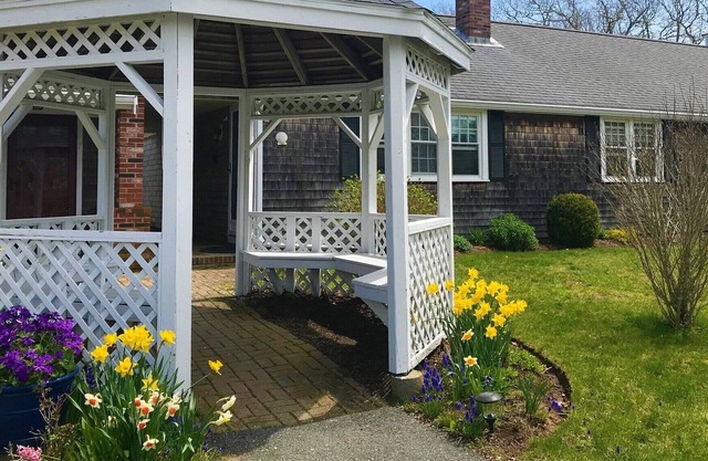 Sunny, Clean & Spacious on Quiet Cul-de-Sac; Walk to Ridgevale Beach