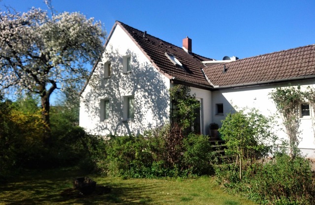 Sunny cottage with large garden