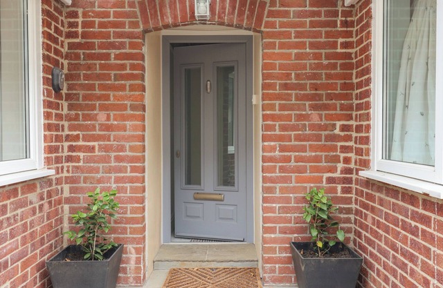 SUNNY CROFT, pet friendly, with hot tub in Dorchester
