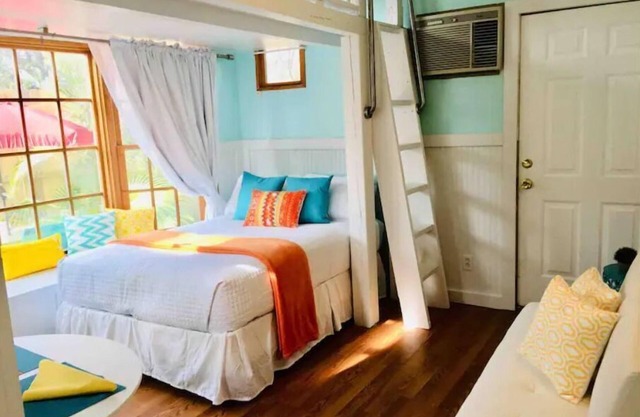 Sunny Daze Tiny Cottage, sleeps 2 adults