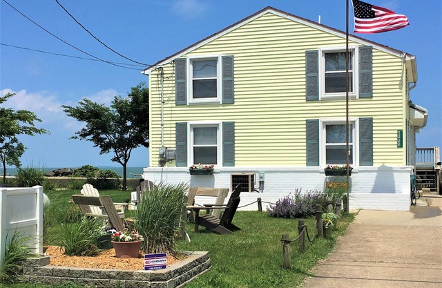 Sunny Disposition-Quaint Cottage on Lake Erie (Near Port Clinton), Lakefront