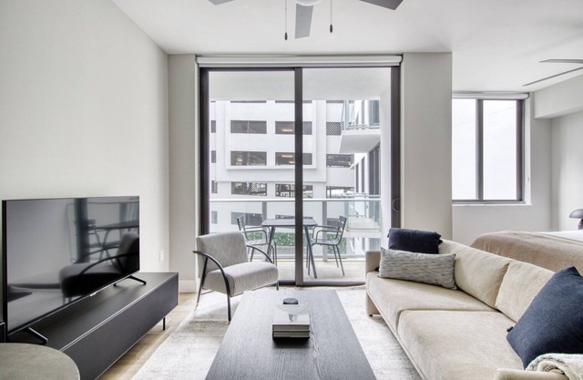 Sunny Downtown Fort Lauderdale Studio w/W/D, Pool & Gym, by Blueground