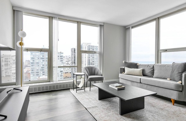 Sunny Edgewater 2BR w/ Gym, Deck & Lounge, 5 blocks to L, by Blueground