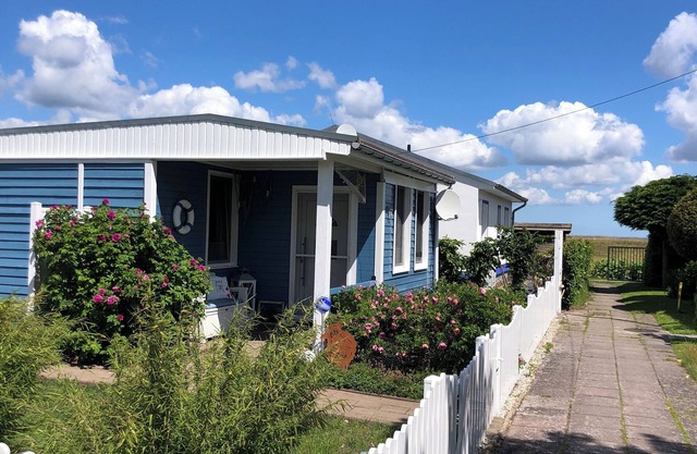 Sunny fisherman's cottage directly on the dike with a view of the lagoon