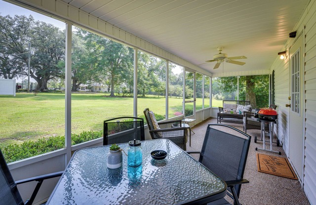 Sunny Florida Escape w/Screened-In Patio & Grill!