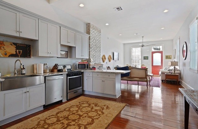 Sunny Freshly Renovated Art Pad- Great for Groups