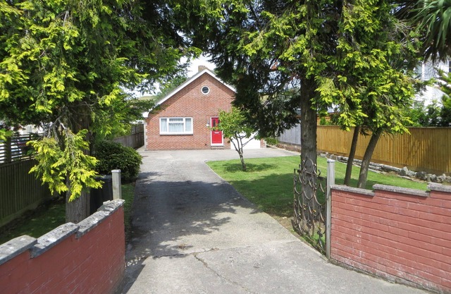 SUNNY HAVEN, pet friendly, character holiday cottage in Preston