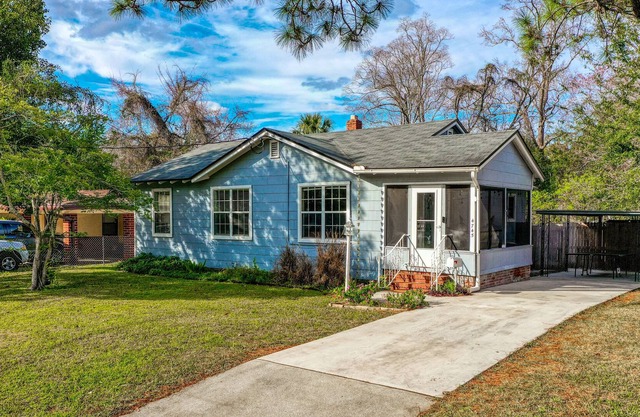 Sunny Home in Lakeshore w/Enclosed Yard, Firepit, Ping-Pong Table - Dogs OK