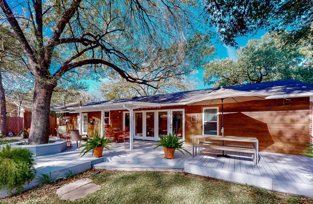 Sunny home in quiet neighborhood, w/ full kitchen, fenced yard, & backyard deck!