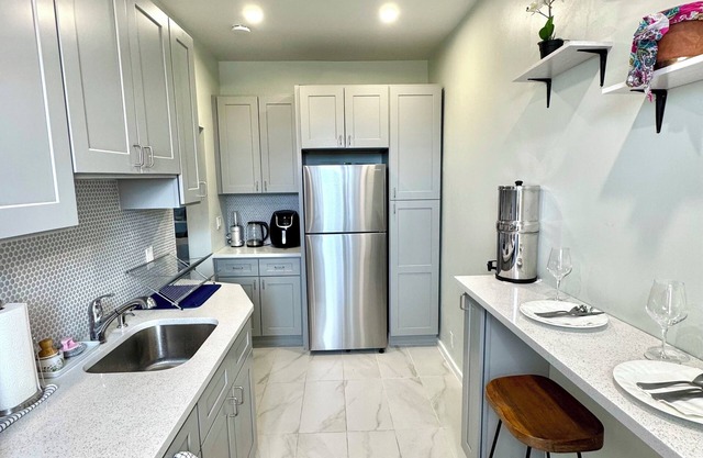 Sunny Jersey City 1BR - 25min to NYC & EWR, King Bed & Park Views