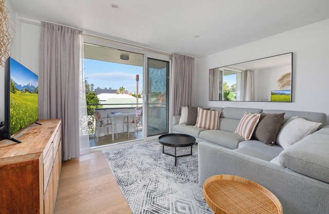 Sunny Manly Apartment | 5 Min Walk to Beach | " On The Flat" by Park/Shops/Cafes