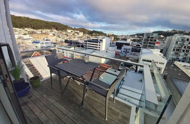 Sunny modern penthouse apartment in the city center with free parking