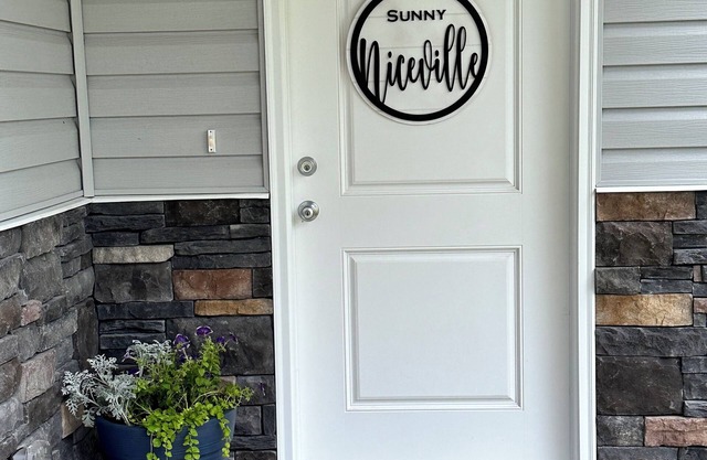 SUNNY NICEVILLE! Very Nice, new 3/2.5 Townhome .04 mile from water!