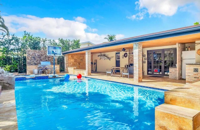 Sunny Paradise w/Saltwater Pool Hot Tub & BBQ Grill 5 min to Sawgrass Mall