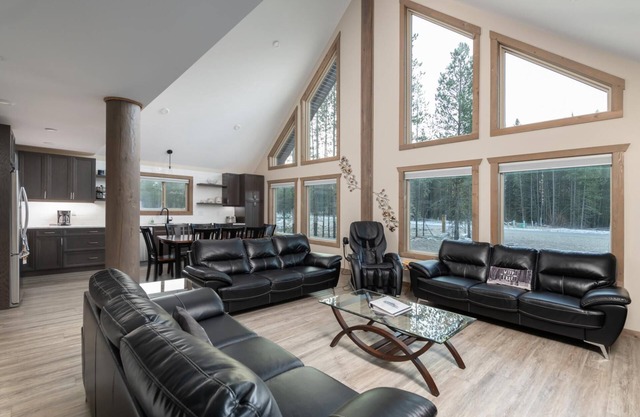Sunny Peaks Cabin Rental