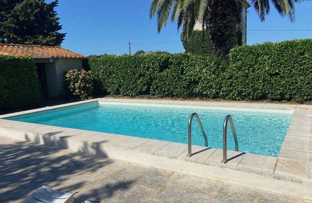Sunny Provence - countryside home with pool
