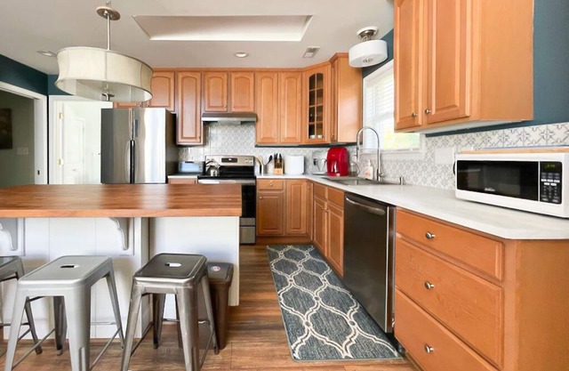 Sunny Retreat in SouthPark – Spacious 2BR