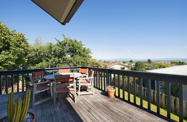 Sunny Richmond Holiday Home - All-day sun & sea views