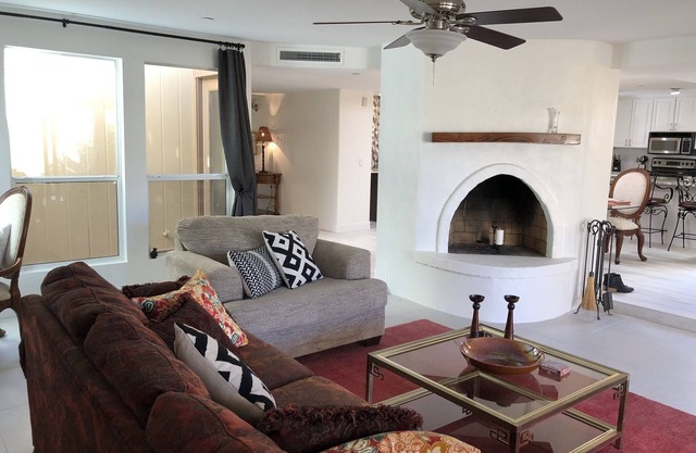 Sunny Scottsdale Patio Home in Old Town! King beds, Pool, Hot tub! n