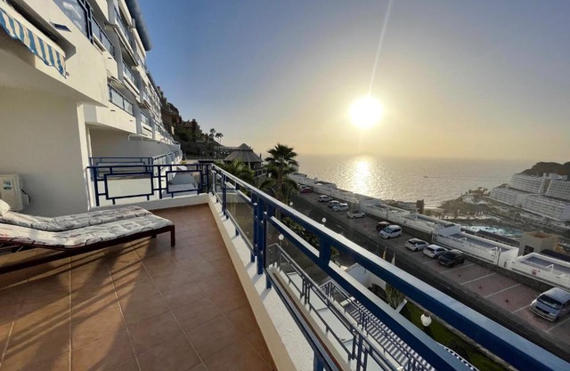 Sunny Seaview Modern apt - pool and beach access