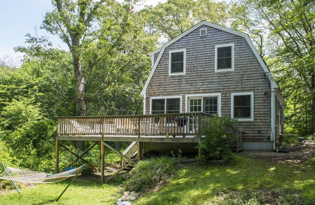 Sunny, secluded midcentury beach house short walk to Lambert's Cove-year round