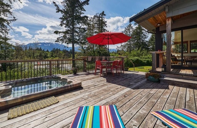 Sunny Shores Beach House w/Mountain Views
