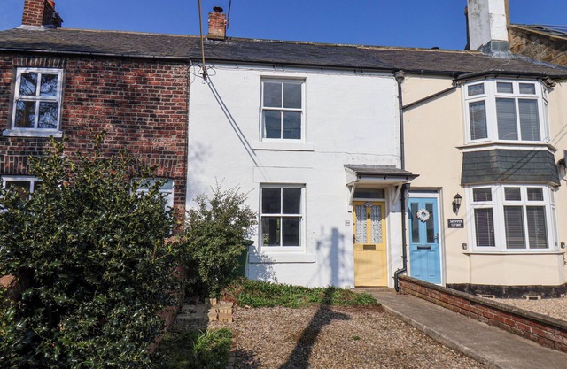 SUNNY SIDE, country holiday cottage, with open fire in Runswick Bay