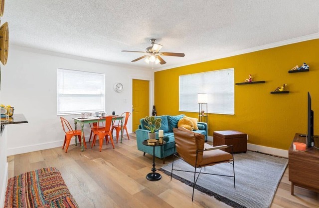 Sunny Side Stay Condo- 2 bed 1 bath Near Riverwalk