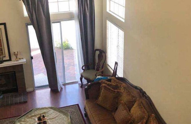 Sunny & Spacious Orange County Townhome 2/2.5