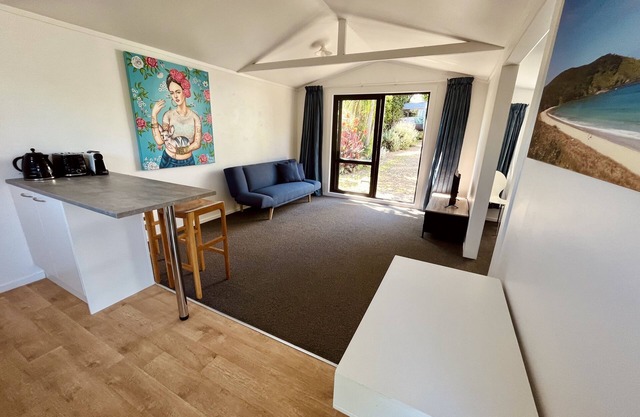 Sunny & Spacious Palm Beach Studio - 15 min walk to Palm Beach