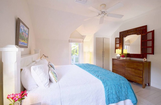 Sunny & Stylish 1BR Upstairs Cottage Apartment