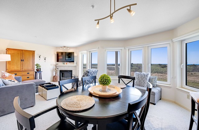 Sunny & stylish oceanfront condo with WiFi, washer/dryer & private balcony