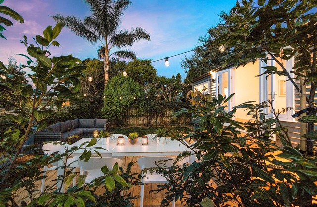 Sunny, Stylish, Sweet! Family-ready w/BBQ Deck. Close to Venues, Beaches, City.